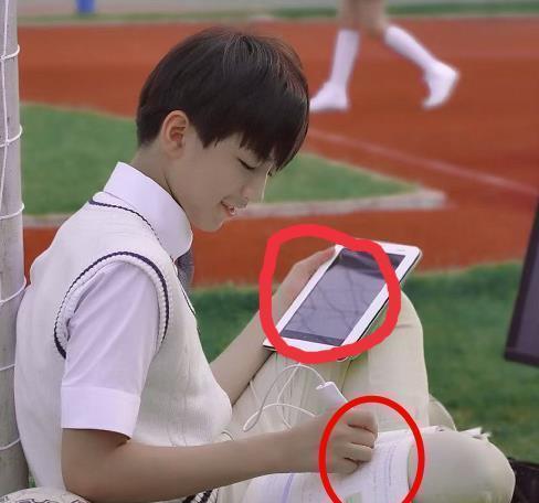 王俊凯在操场写作业,却没一个同学敢围观,他的造型暴露出原因