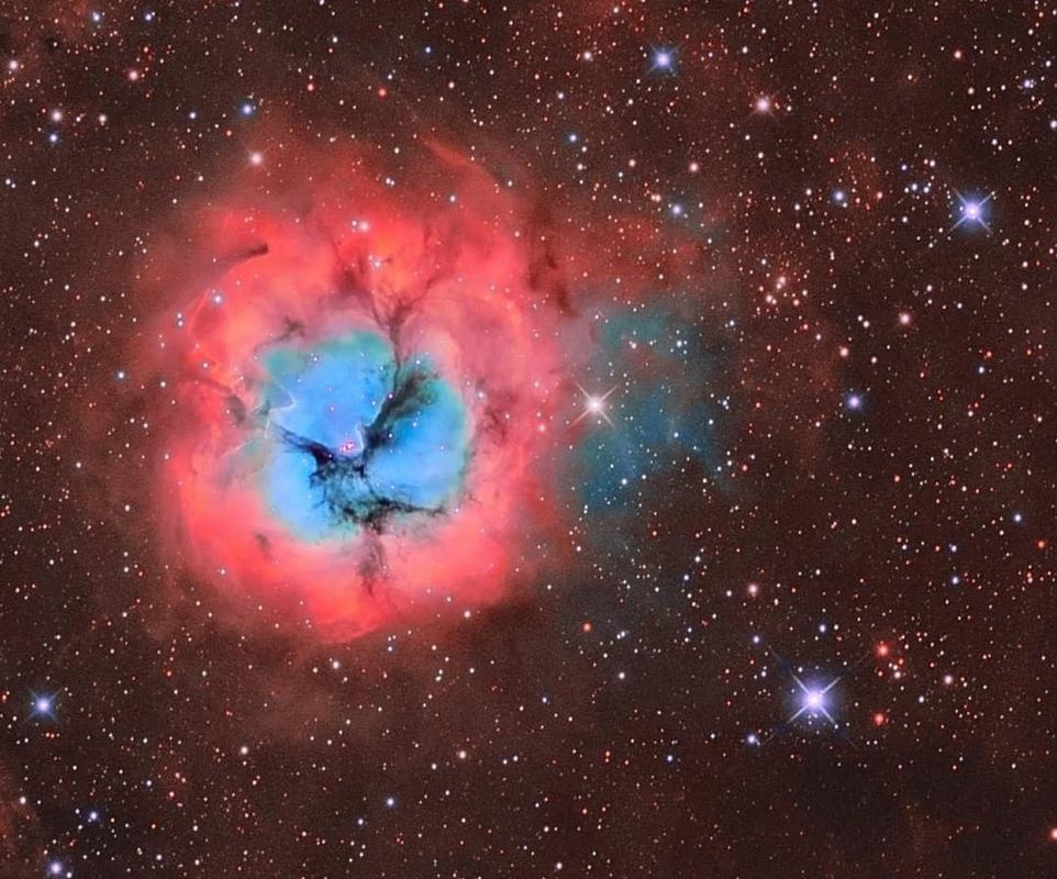 天文m20(ngc6514)也叫三叶星云外文名trifid nebula,是反射和发射混合