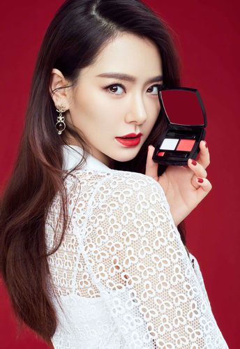 唯美无印女星丨戚薇的锁骨形状很漂亮,太羡慕她的瘦了