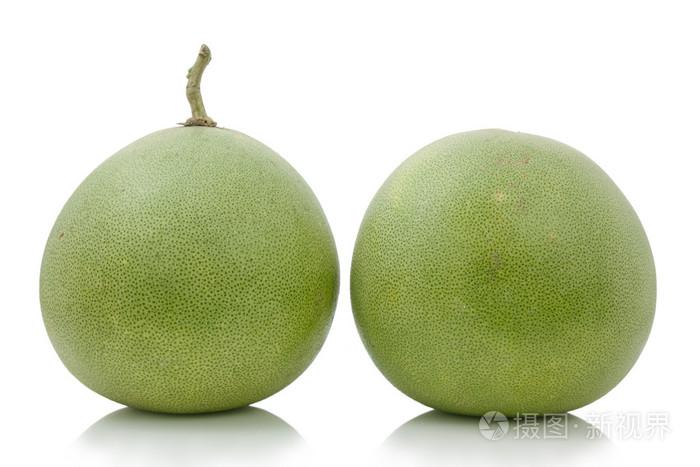 白色背景上的两个柚果实