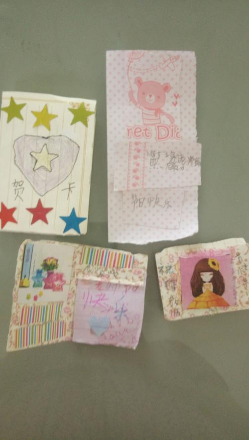 一个个可爱的孩子在清晨为老师送来了美好的祝福语,卡片里写满了对