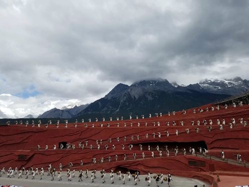 游完蓝月谷,我们一路小跑赶去甘海子蓝月谷剧场观赏《印象丽江》演出