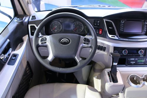 宇通高端商务中巴t7亮相2015北京客车展