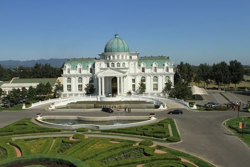 华彬庄园位于北京市昌平区,占地6000亩,踞临长城脚下,为京城上风上水