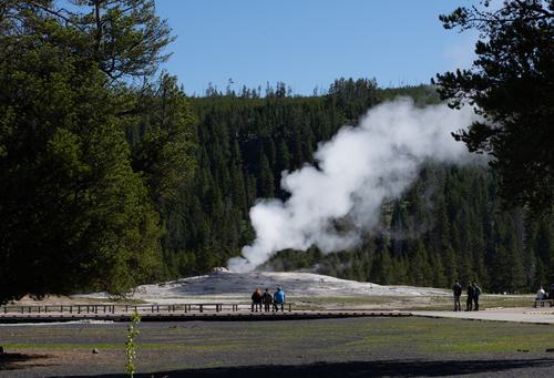 公园温泉是你永远无法拒绝的诱惑,其中最具代表性的"老忠实间歇喷泉"