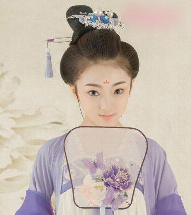 陶奕希唐装写真发型