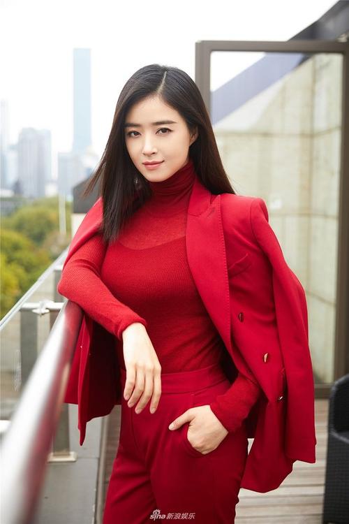 组图:蒋欣秋季写真优雅干练 演绎自信女人的千面魅力