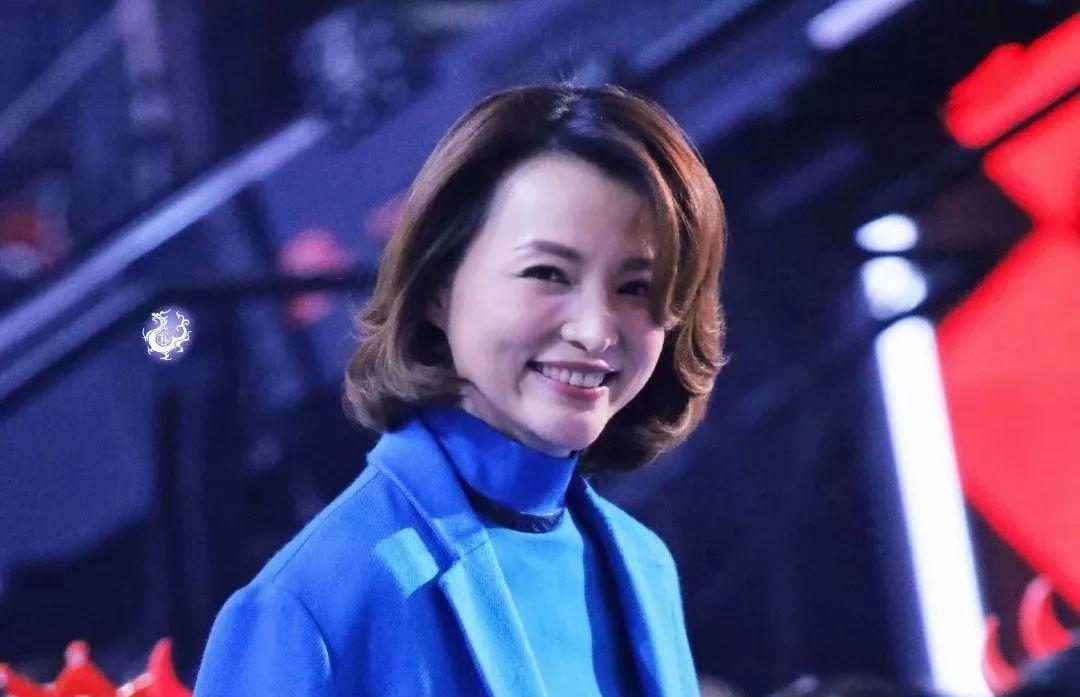 46岁董卿退出春晚原因:13年后,这个性感到骨子里的女人,终于活成了一