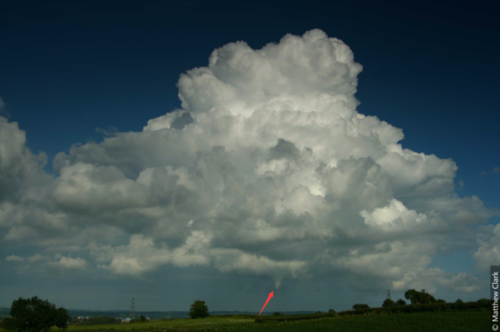 多见于积雨云,少部分见于积云.