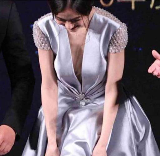 "baby"俯身那一刻,瞬间成为全场焦点,摄影师:是否加工资