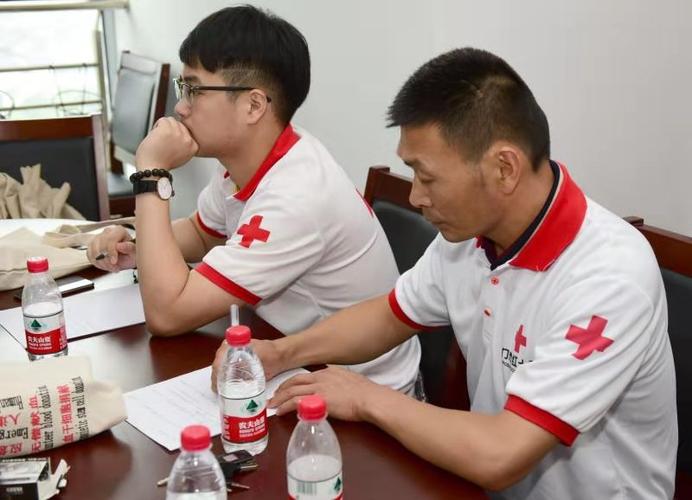 图为范玉莲老师在示范讲解
