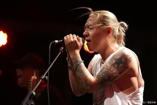 痛仰乐队成都巡演意外歌迷挤满舞台,主唱高虎愤然离去?