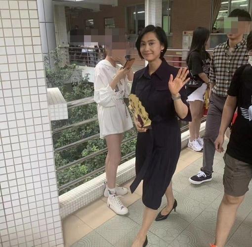 朱茵近照肤色蜡黄还干瘦女神并不是不老只是比普通人气质好