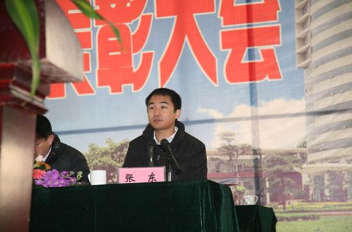 副董事长张东主持会议会上,董事长张义华对钟默总裁所作的总部工作
