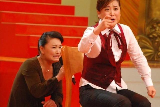 值得吗?19年前贾丹为贾玲放弃读名校,今贾玲回报她两房一车