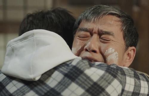 父子俩心照不宣,都知道这是父亲得了癌症的拥抱