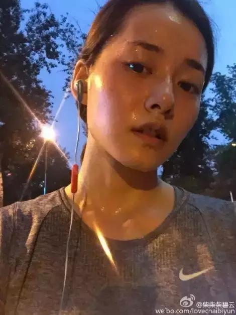 健身和运动更是少不了,在夜跑中领略城市的夜色,在大汗淋漓中顺便练出
