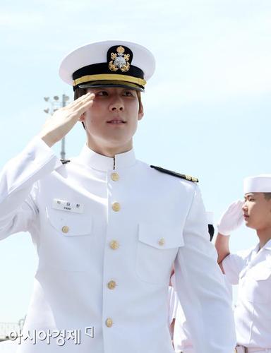 朴泰桓海军制服帅气亮相 敬礼突显男儿英姿(图)