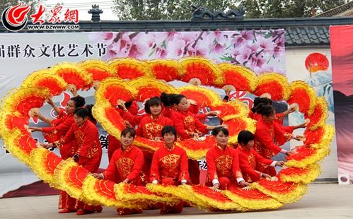比赛时,各个舞蹈队"各显神通",这支队伍用扇子摆出造型