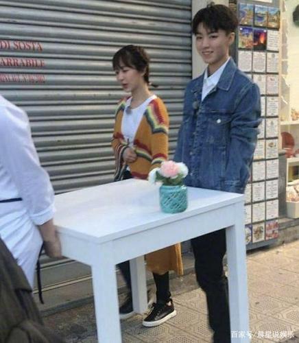 王俊凯主动伸手帮杨紫拿包,变身成熟绅士,网友:小细节