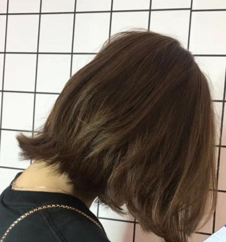 暖深褐色的秀发和灰黑色十分贴近,是一种十分当然且不张扬的头发颜色