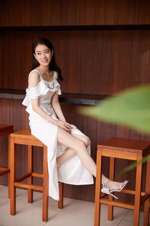 张小斐高清图片抹胸高开叉的裙子太瘦了