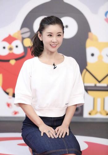 圆脸女神李小萌穿抹胸刺绣裙秀苗条身材任谁看了不心动