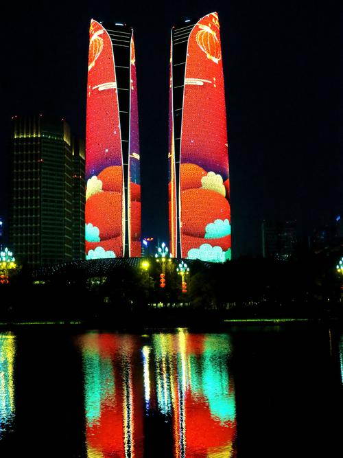成都"双子塔"灯光秀