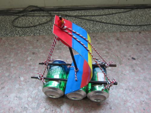 小学生科技创新作品:新型驱逐舰        塑料瓶变废为宝小制作