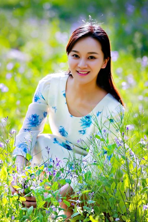油菜花人像 模特:青年歌唱家(陈燕妮) 演唱:陈燕妮 摄影制作:琴痴