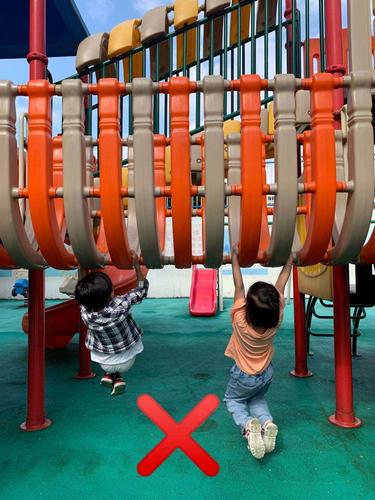 哪些小朋友是错误的? 1.在玩滑梯时不能头朝下往下滑 2.