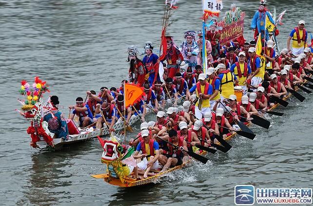 赛龙舟:   赛龙舟,是端午节的主要习俗.相传