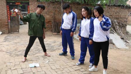 欢欢的童年:小时候玩纸牌,我们一起撕酒盒子叠牌,过程真有意思