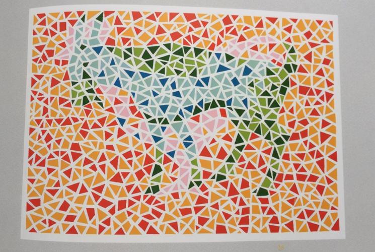 有两种动物,一种是绿色的山羊,而另一种是白色的公鸡,但是许多色弱