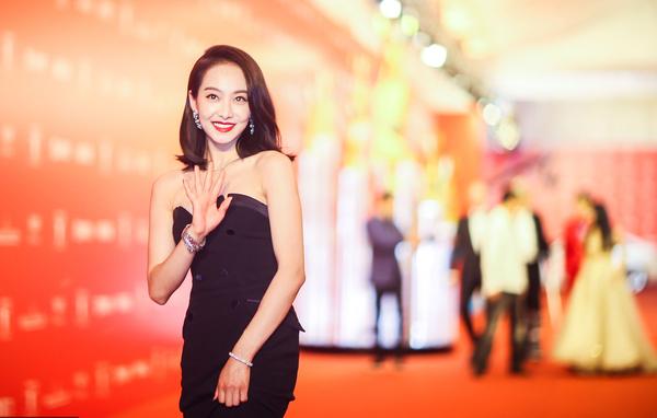 宋茜撞衫唐嫣 走红毯还得是红唇和小黑裙