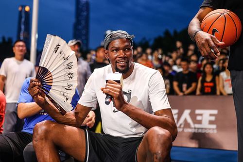 她因为一颗篮球而流泪!而我却因为一个细节被圈粉!