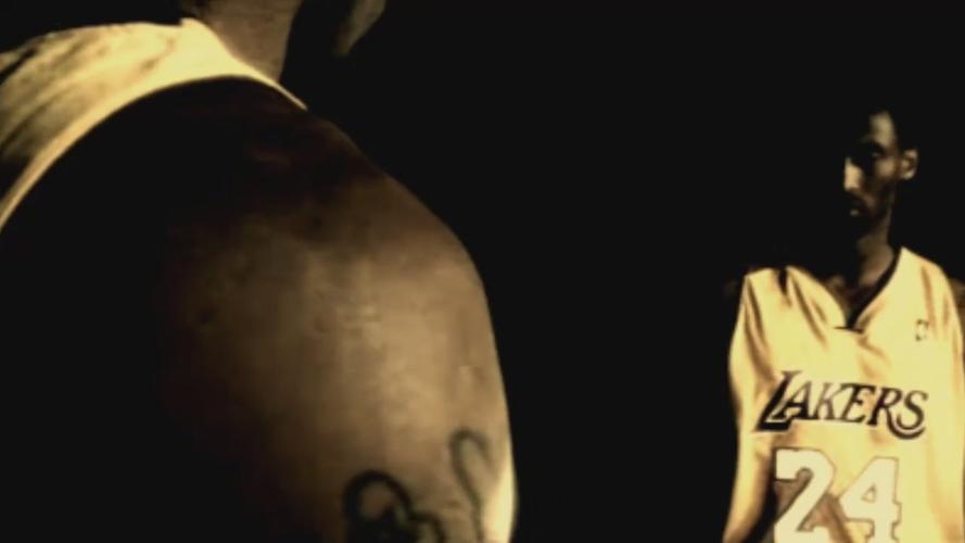 一张科比的图片,是他穿着24号球衣看着镜子里8号的自己