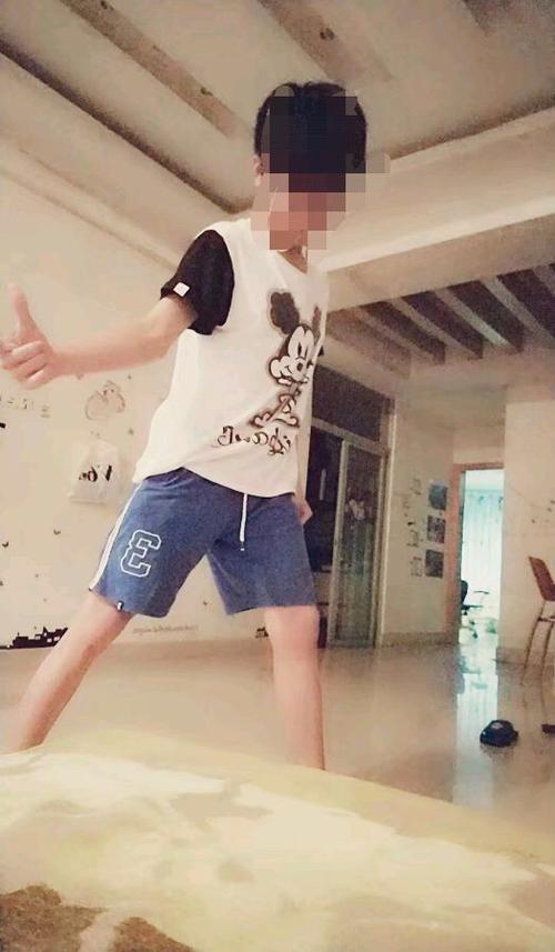 小男孩的腿太有吸引力了,又细又好看,你们觉得怎么样?