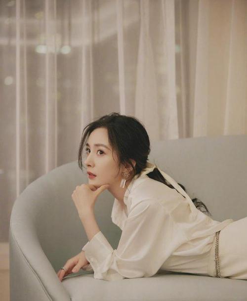 杨幂白色性感睡衣眼神魅惑众生你沦陷了吗