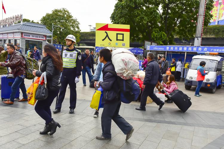 回家的路——记录2017广州火车站春运潮 (39)