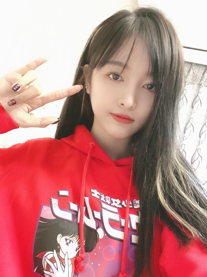 吴宣仪分享美照手捧水果凹造型甜美可人