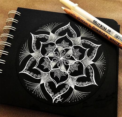 在黑色的卡纸上用高光笔结合白色铅笔用富有光泽的荧光笔表现装饰的