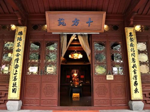 灵隐寺素面馆"十方苑"门前的对联 客聚南北,同餐共食僧家素; 缘结东西