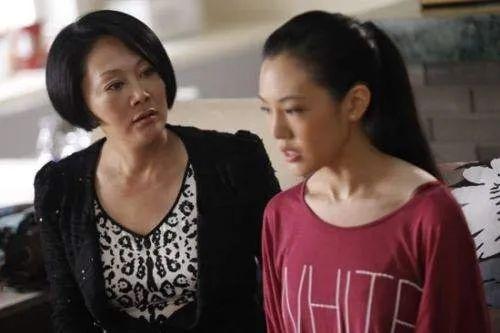 参与出演电影《危情营救》,与王姬饰演一对母女