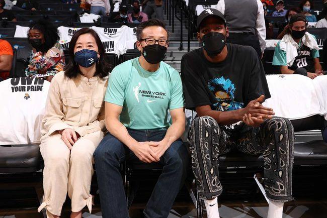蔡崇信约杜兰特看球老板娘罕见现身年轻貌美与女儿神似姐妹