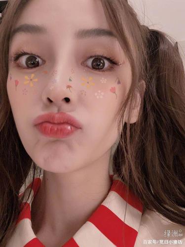 angelababy晒樱花自拍