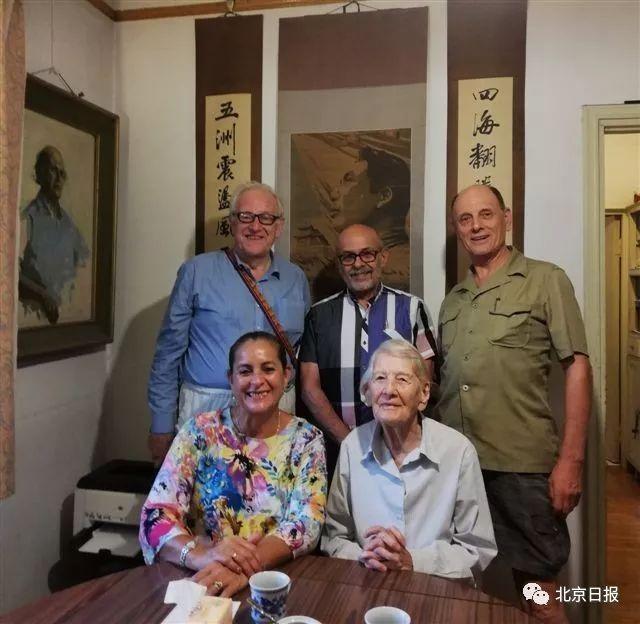 北京长大的"洋孩子"京片子倍儿地道,他母亲曾在人民大会堂受勋