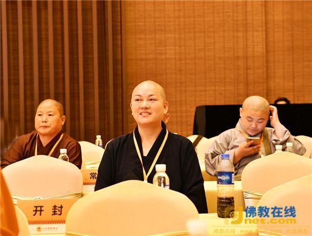 明道法师代表徐州比丘尼界向与会尼众发表《创新思维,丰富教义,发挥