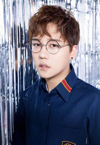 李佳航内涵刘维?晒其黑历史对比近照颜值变化大,使对方被扒整容