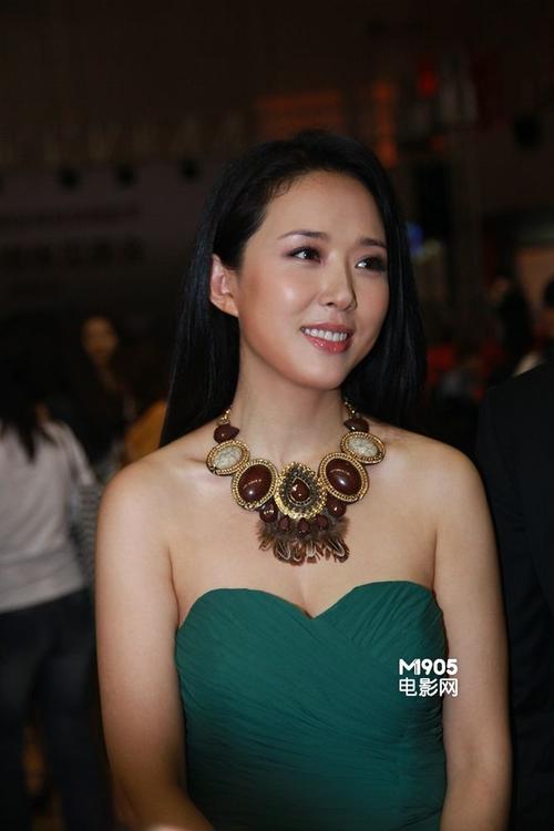 颜丹晨优雅亮相金鸡红毯 墨绿抹胸裙露动人香肩